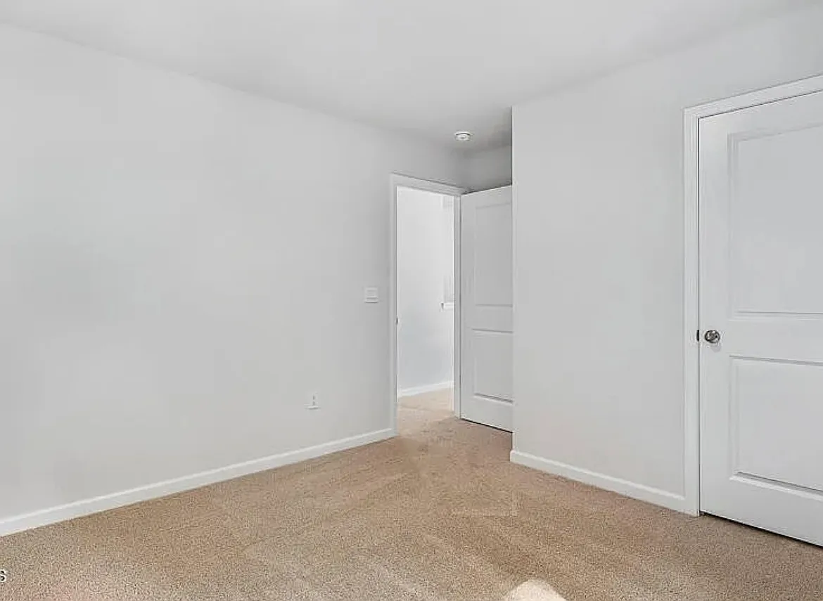 5 bed, 2511 sqft, $950 — Photo 3