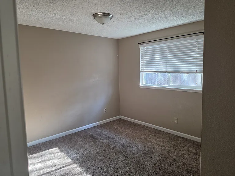 449 SW I St #A — Photo 9