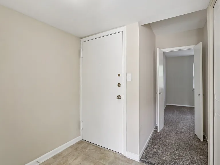 Versailles Apartments — Photo 12