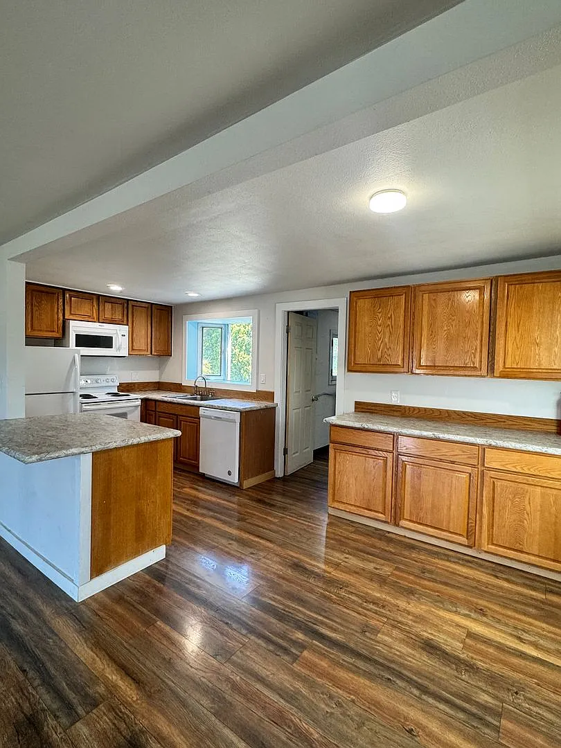 Occupied, do not disturb tenants. 3 bedroom 1 bathroom remodeled home, w/d hookup, must see inside — Photo 2