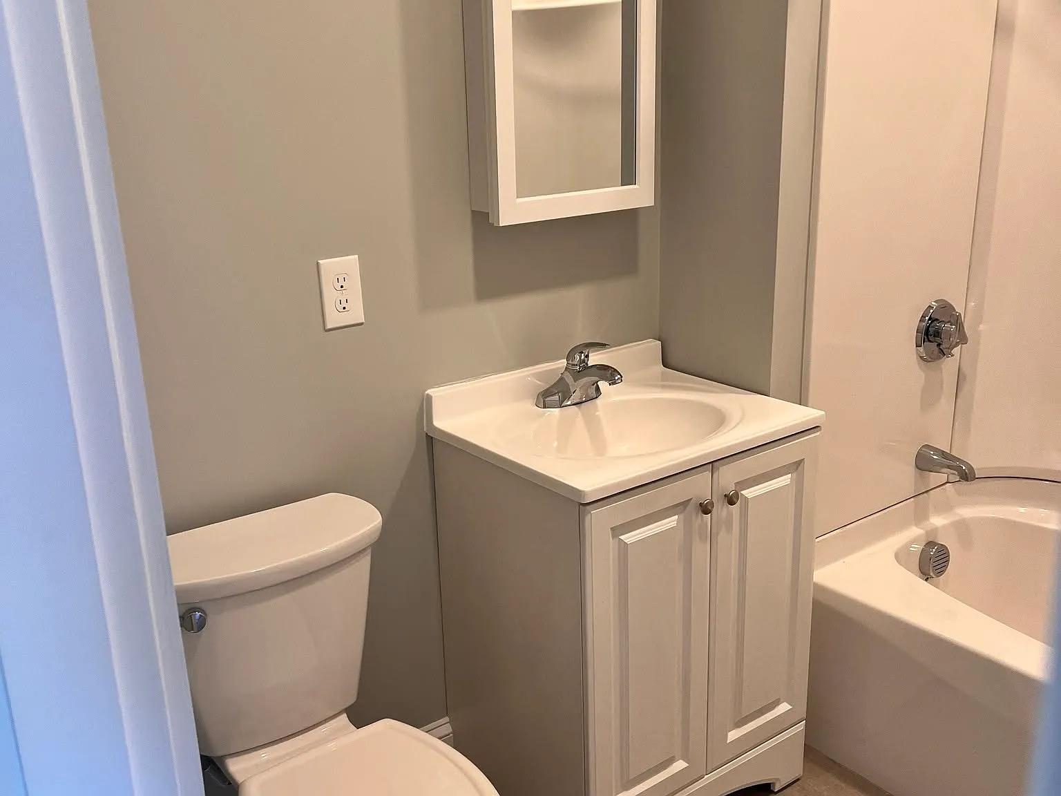 3 bed, 1.5 bath, 2177 sqft, $3,300 — Photo 3