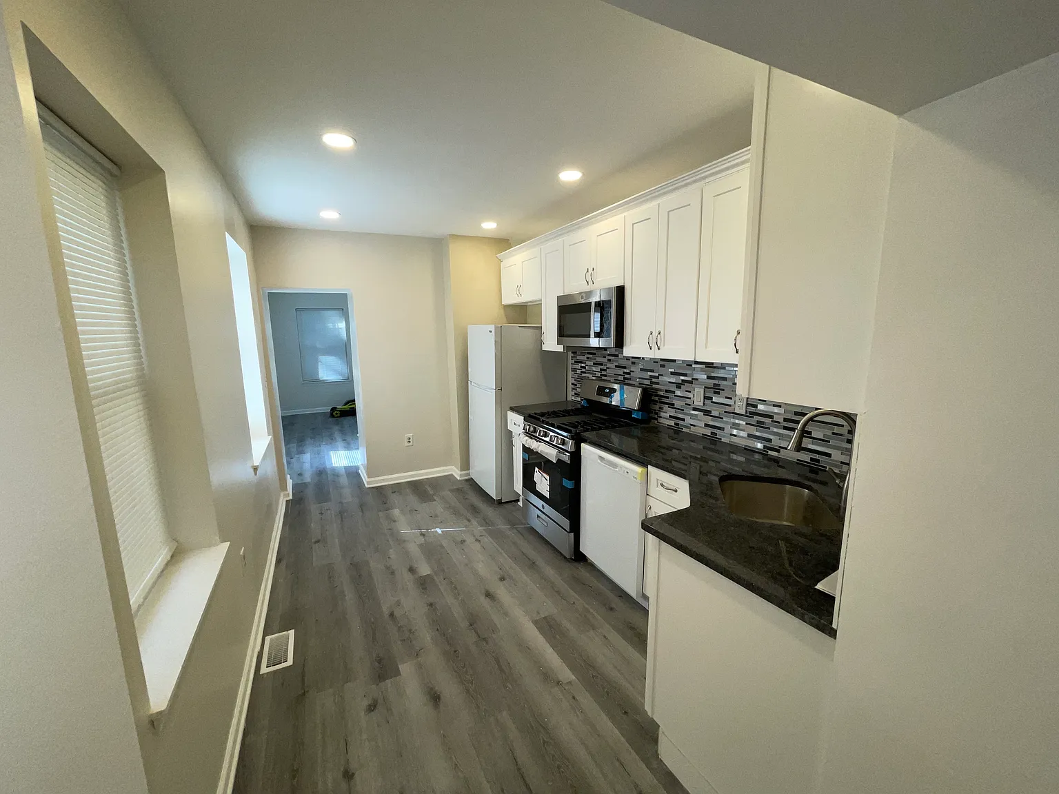 4 bed, 1.5 bath, 1625 sqft, $2,195 — Photo 3
