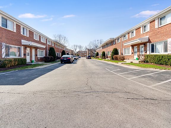 3rd image of 1240 N Boxwood Dr