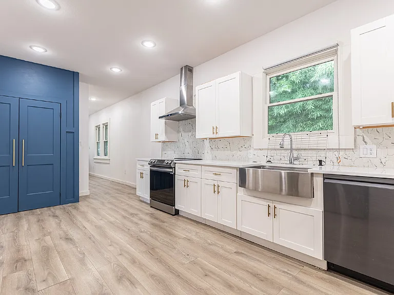 1010 Burnet St — Photo 12