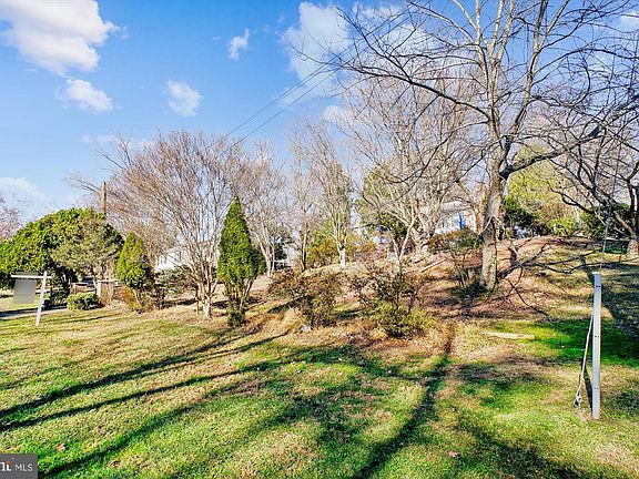 2nd image of 6144 Chesterbrook Rd