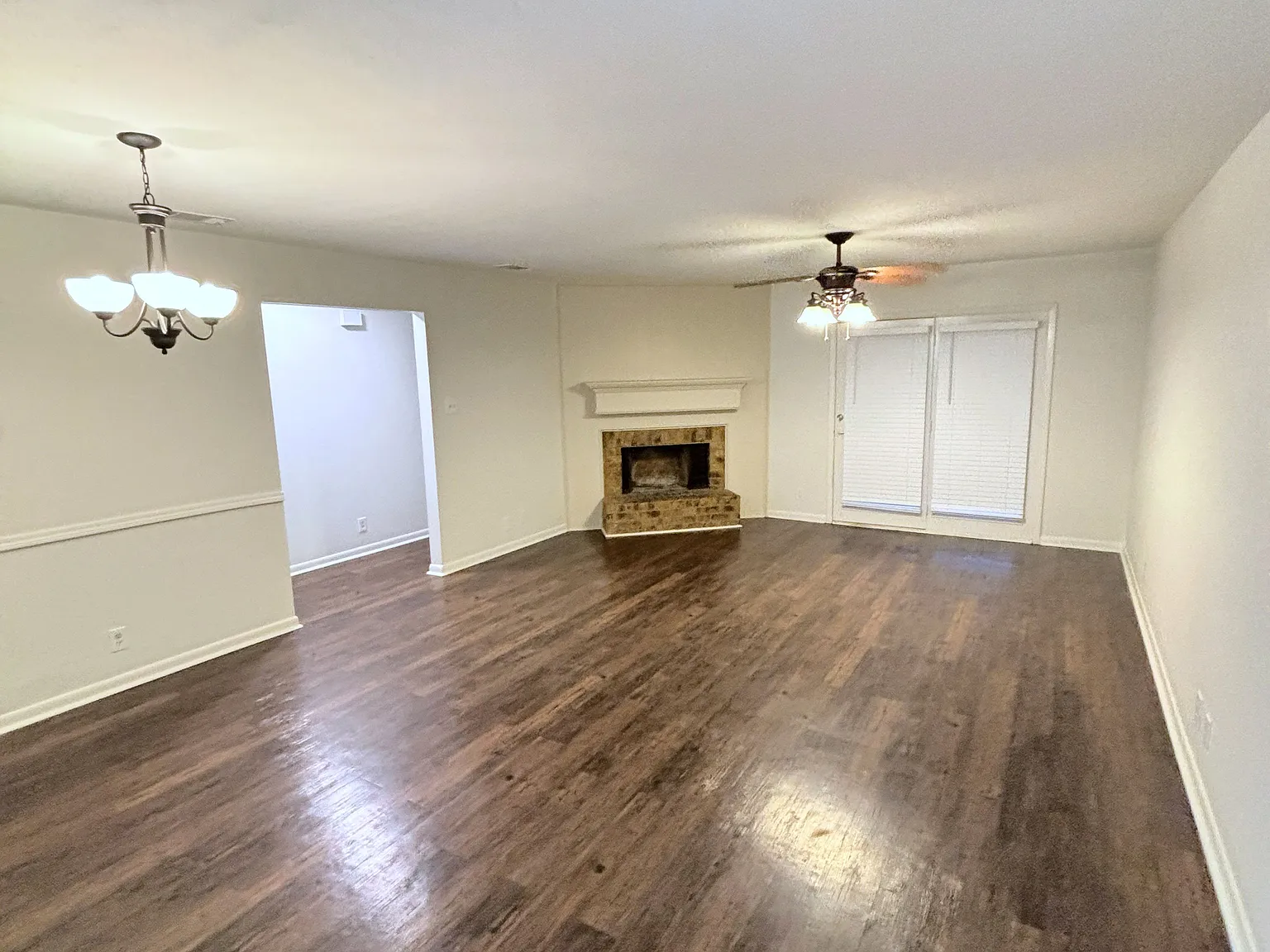 3 bed, 2.0 bath, 1426 sqft, $1,700 — Photo 2