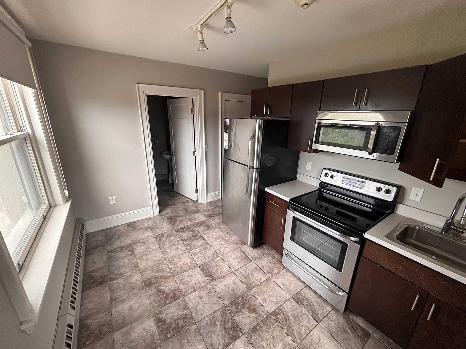 1 bed, 1100 sqft, $1,100 — Photo 1