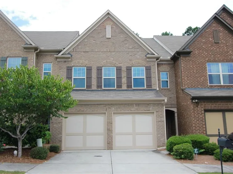 2132 Greencrest Cir — Photo 1