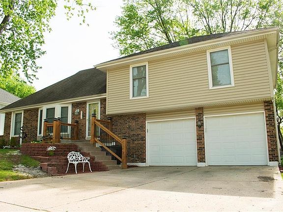 2nd image of 608 NW Springwood Dr