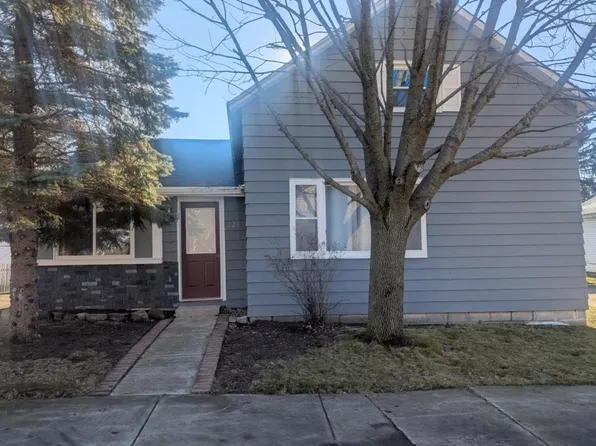 224 1st St, Oconto, WI 54153