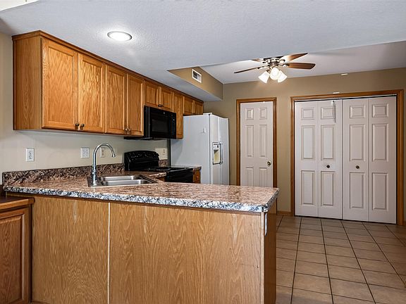 3rd image of 828 N Field Stone Dr