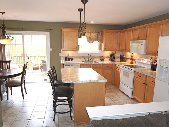 4th image of 25 Danielle Ln