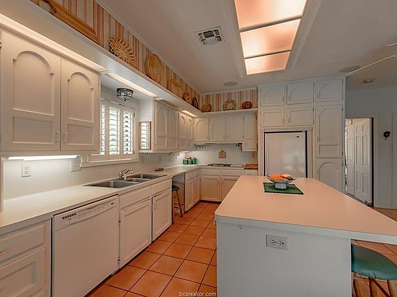 4th image of 2429 E Briargate Dr