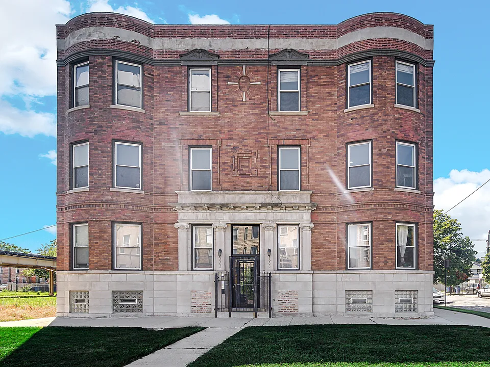 5900 S Prairie Ave #2