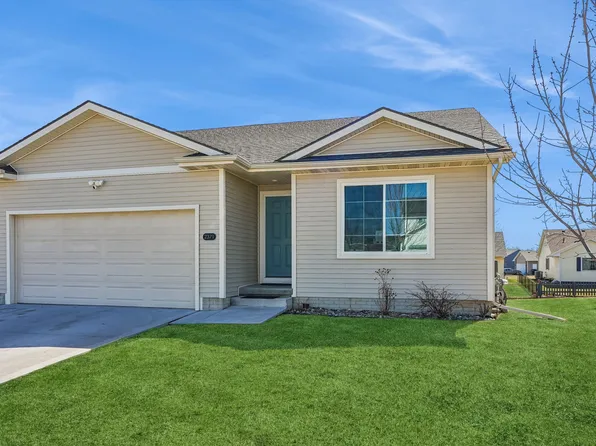 2371 Shadow Creek Cir, Des Moines, IA 50320