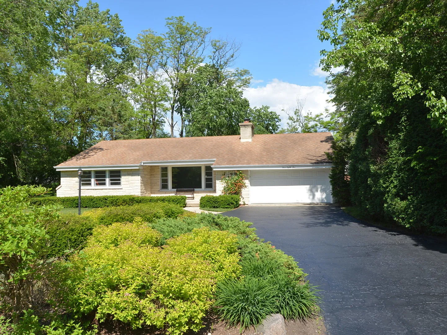 385 Chiltern Dr photo 1