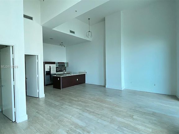 5th image of 1900 N Bayshore Dr APT 1008