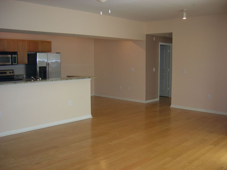 Open floorplan w/ wood/tile