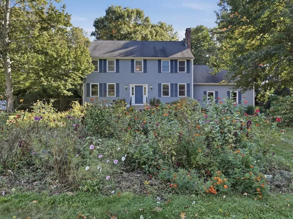 10 Kings Ln, Medway, MA 02053