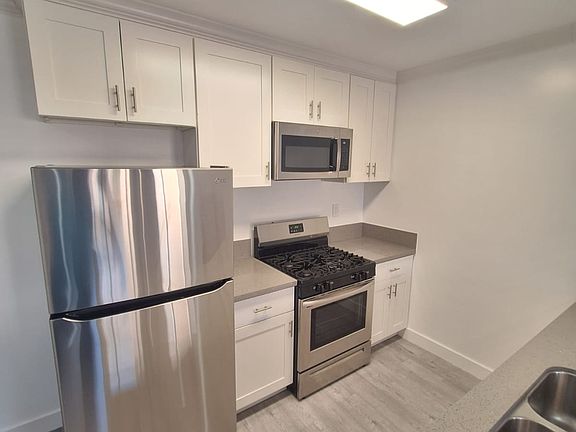 3rd image of 13961 Oxnard St #17