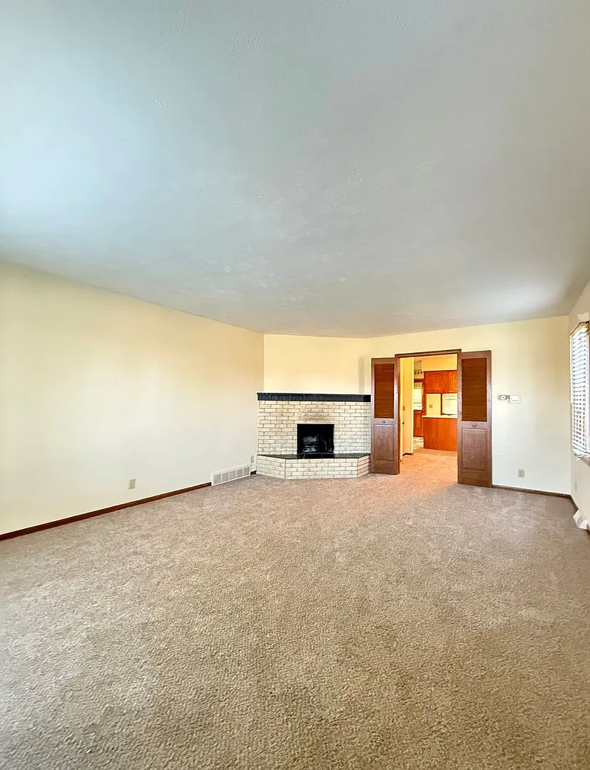 Spacious 3 Bedroom Duplex! Available Now! — Photo 2
