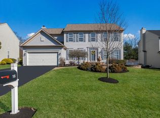 16 Thornbury Ln, Newtown, PA 18940