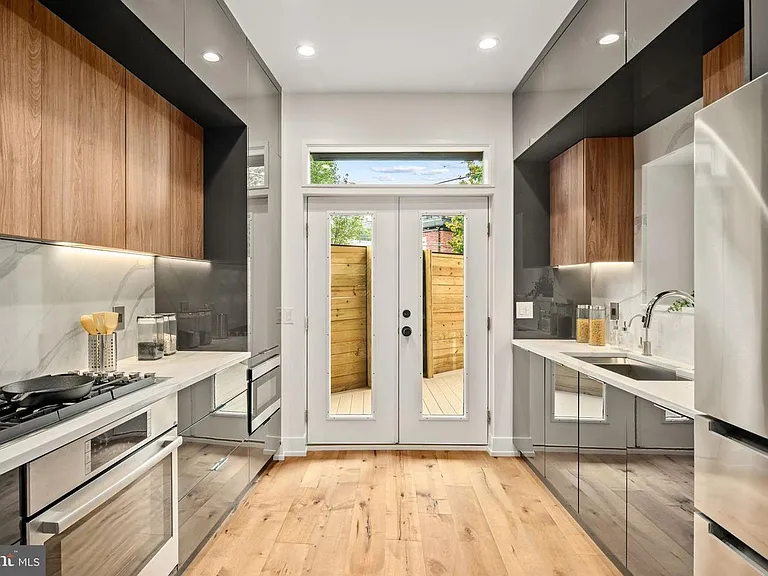 2403 Grays Ferry Ave — Photo 7