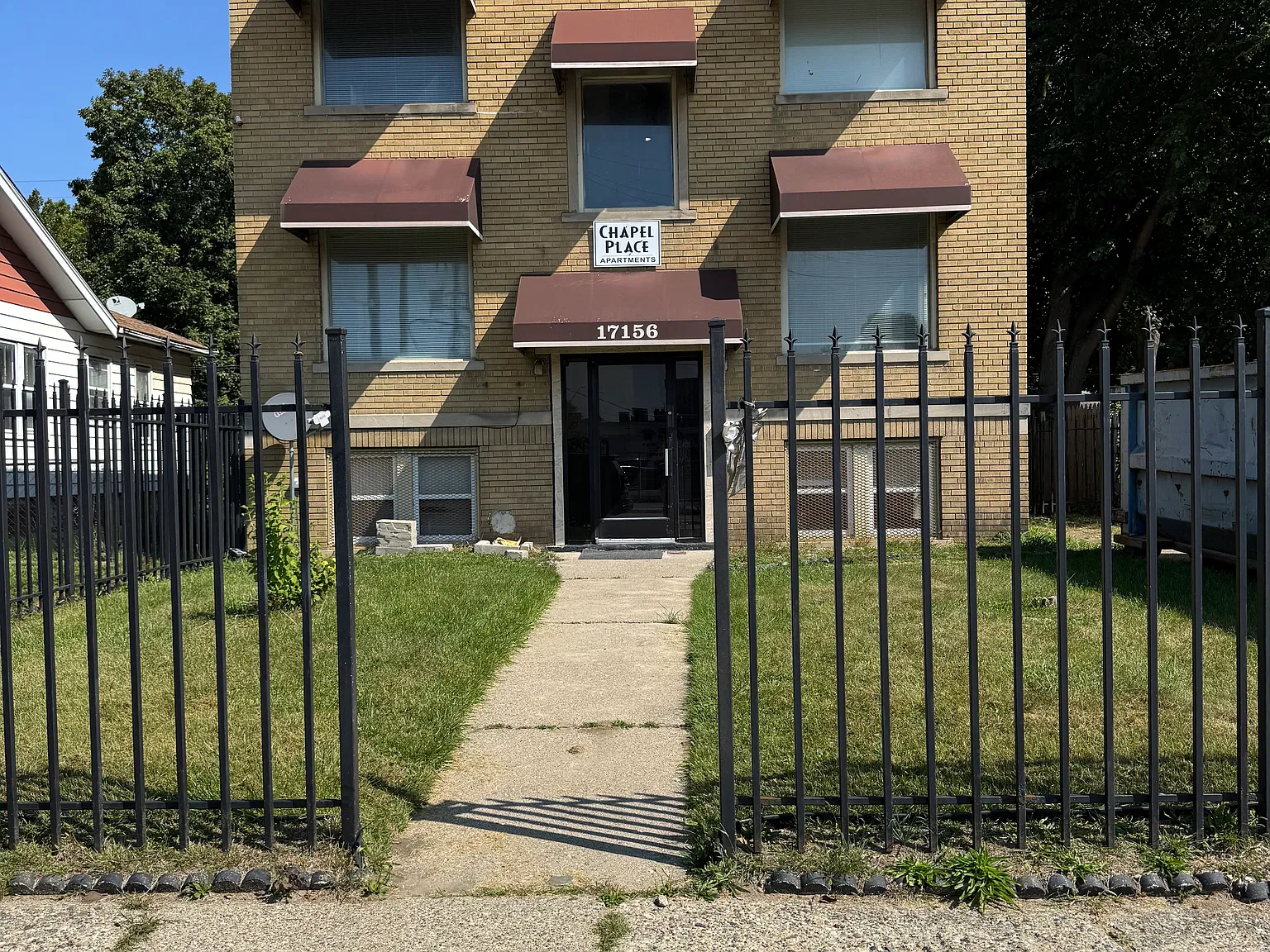 1 bed, 1.5 bath, 800 sqft, $1,050 — Photo 1