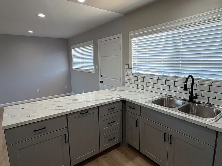 Vermonter Apartments — Photo 12