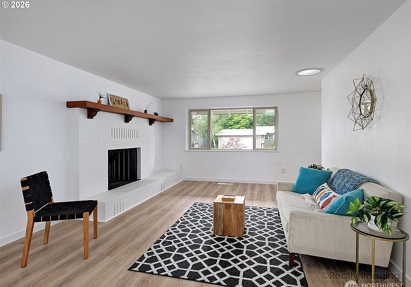 4th image of 1060 Cowlitz View Court NW