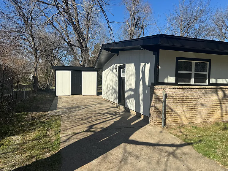 2916 Williams Ave — Photo 2