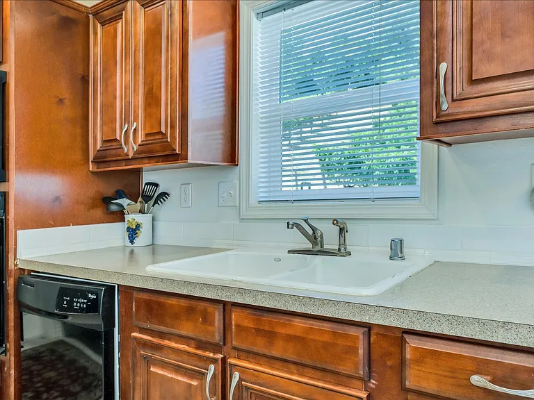 1623 Whitehall Ln — Photo 3