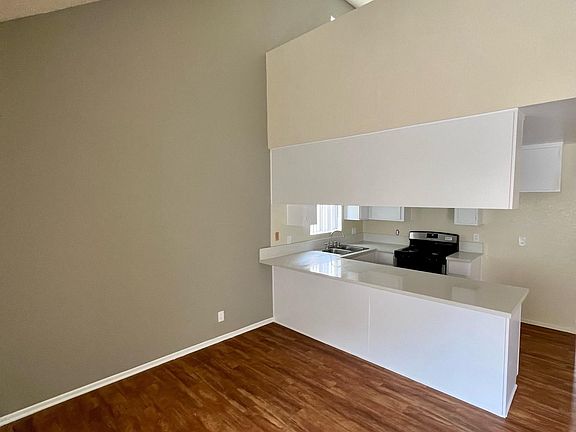 3rd image of 14118 Cordary Ave APT 21