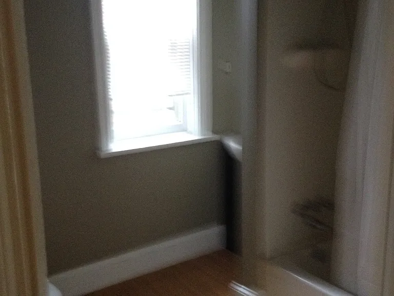 621 Emerald 2nd floor Bathroom_01182016