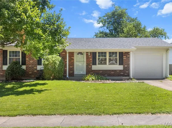 2500 Wesglen Estates Dr, Maryland Heights, MO 63043