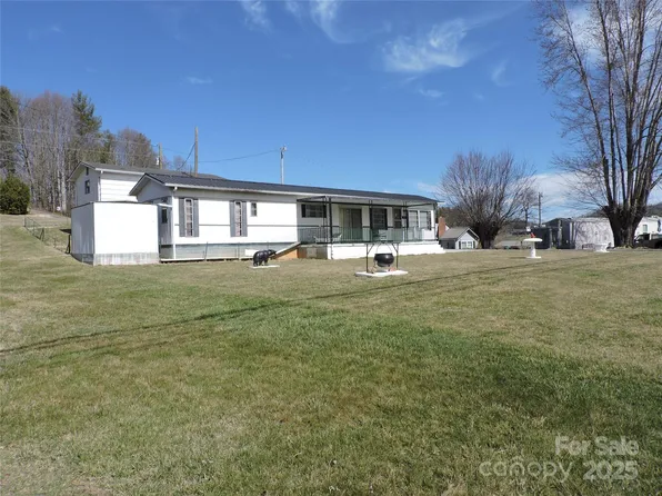 392 Cane River School Rd, Burnsville, NC 28714