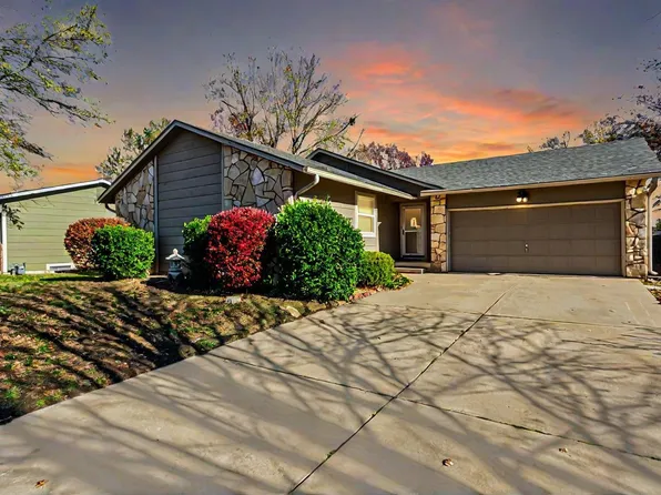 118 N Summitlawn Cir, Wichita, KS 67212