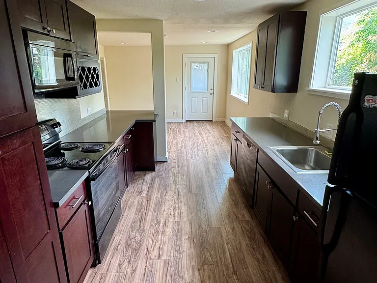 290 SE Bush St #C — Photo 2