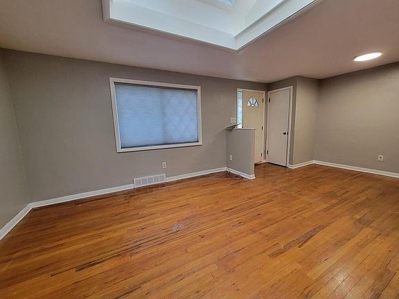 5th image of 137 Rosemont Dr