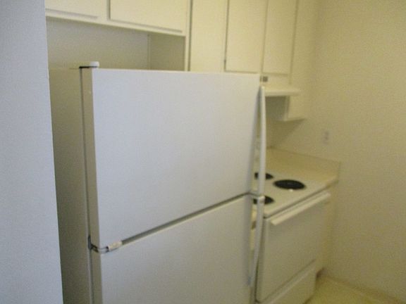 2nd image of 372 E Surfside Dr