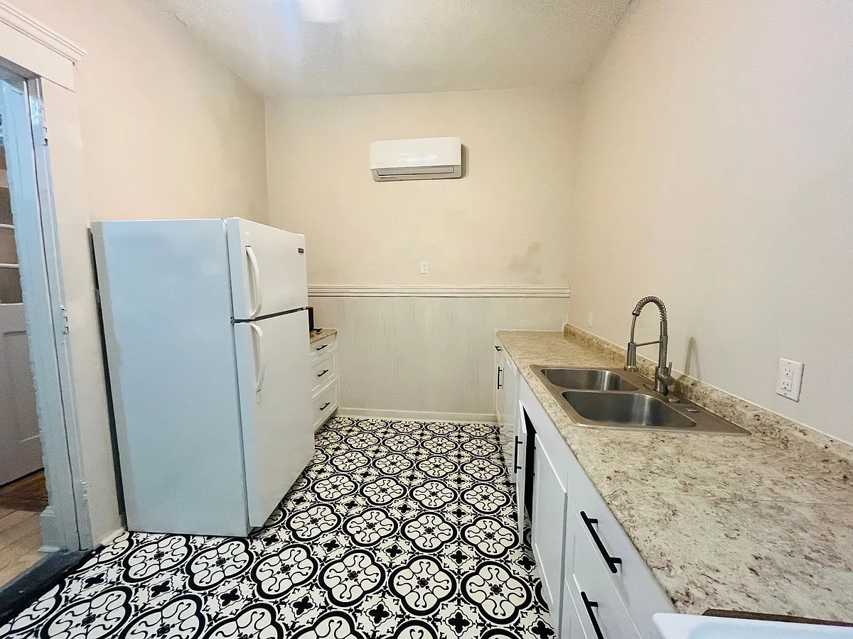 Building Photo - 2585 Napier Ave #B