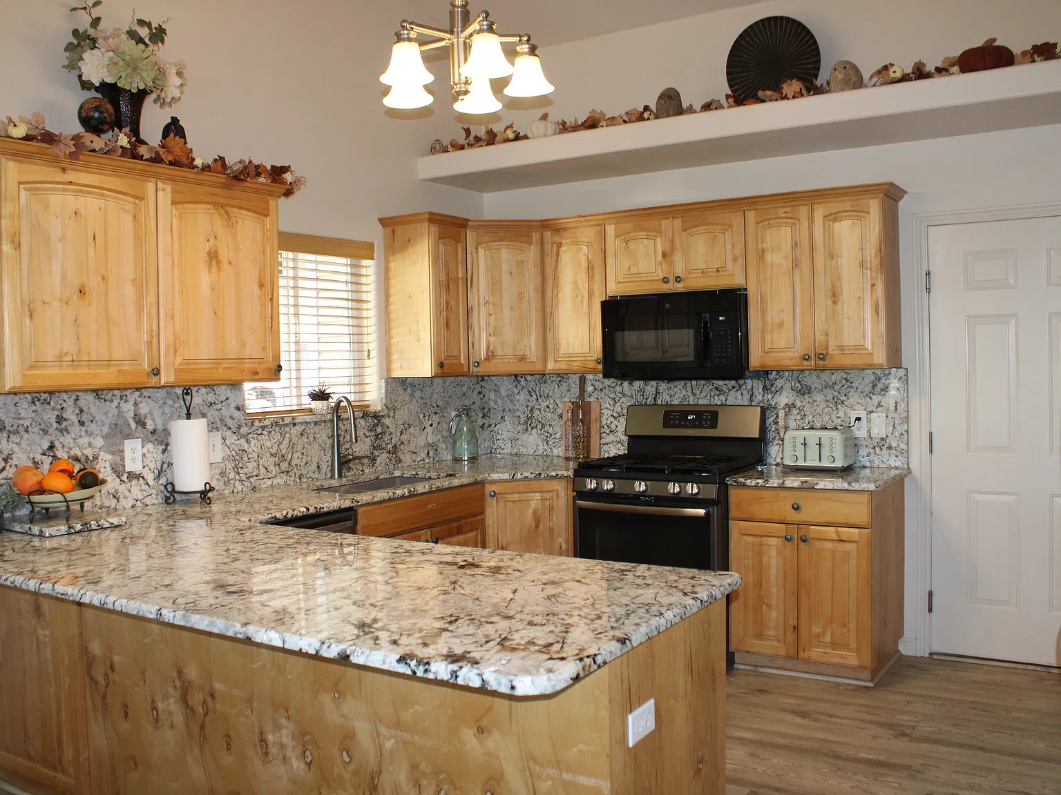 5 bed, 3007 sqft, $2,900 — Photo 2