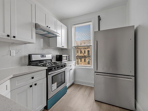 5th image of 3071 43rd St