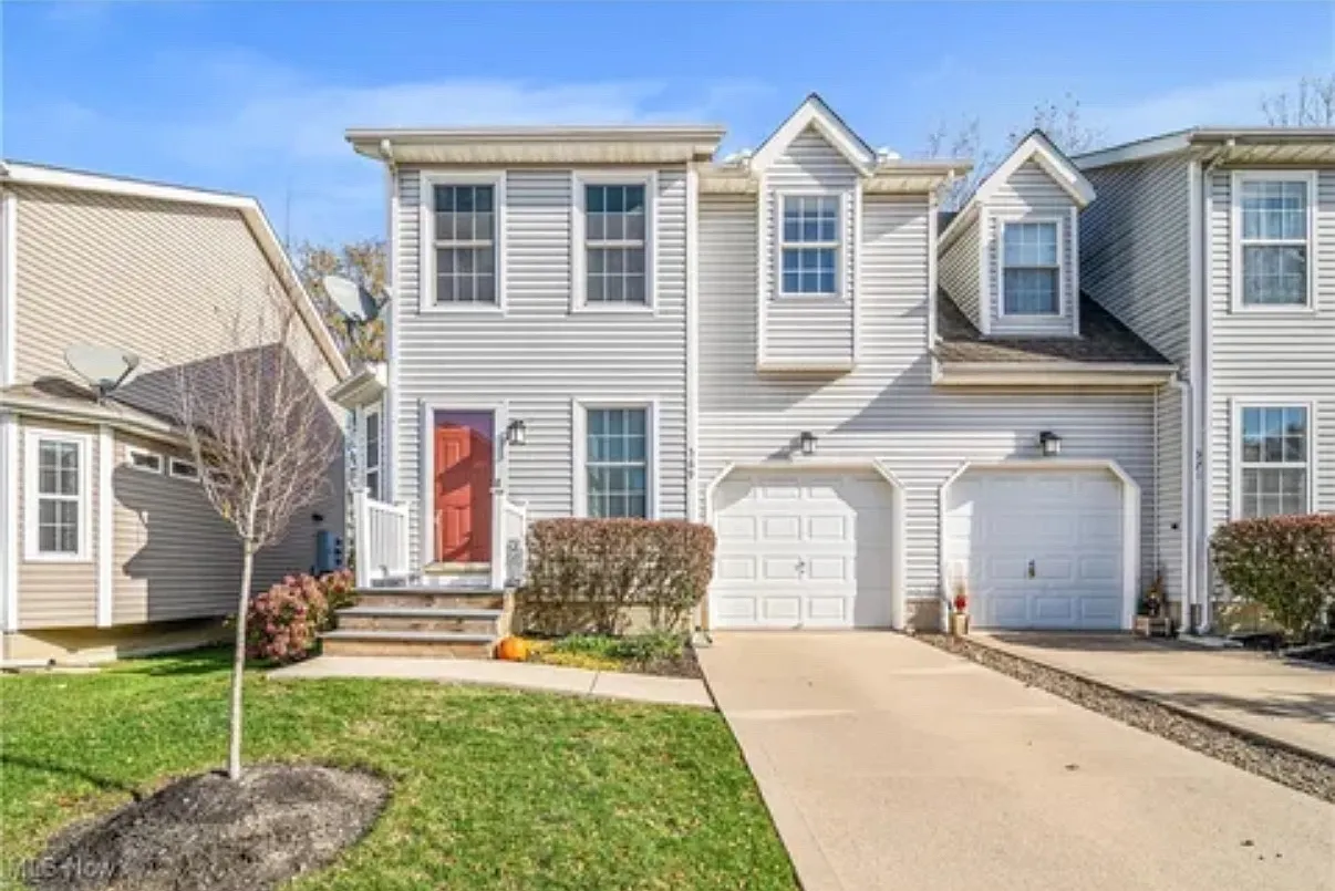 3 bed, 1.5 bath, 1450 sqft, $2,100 — Photo 1