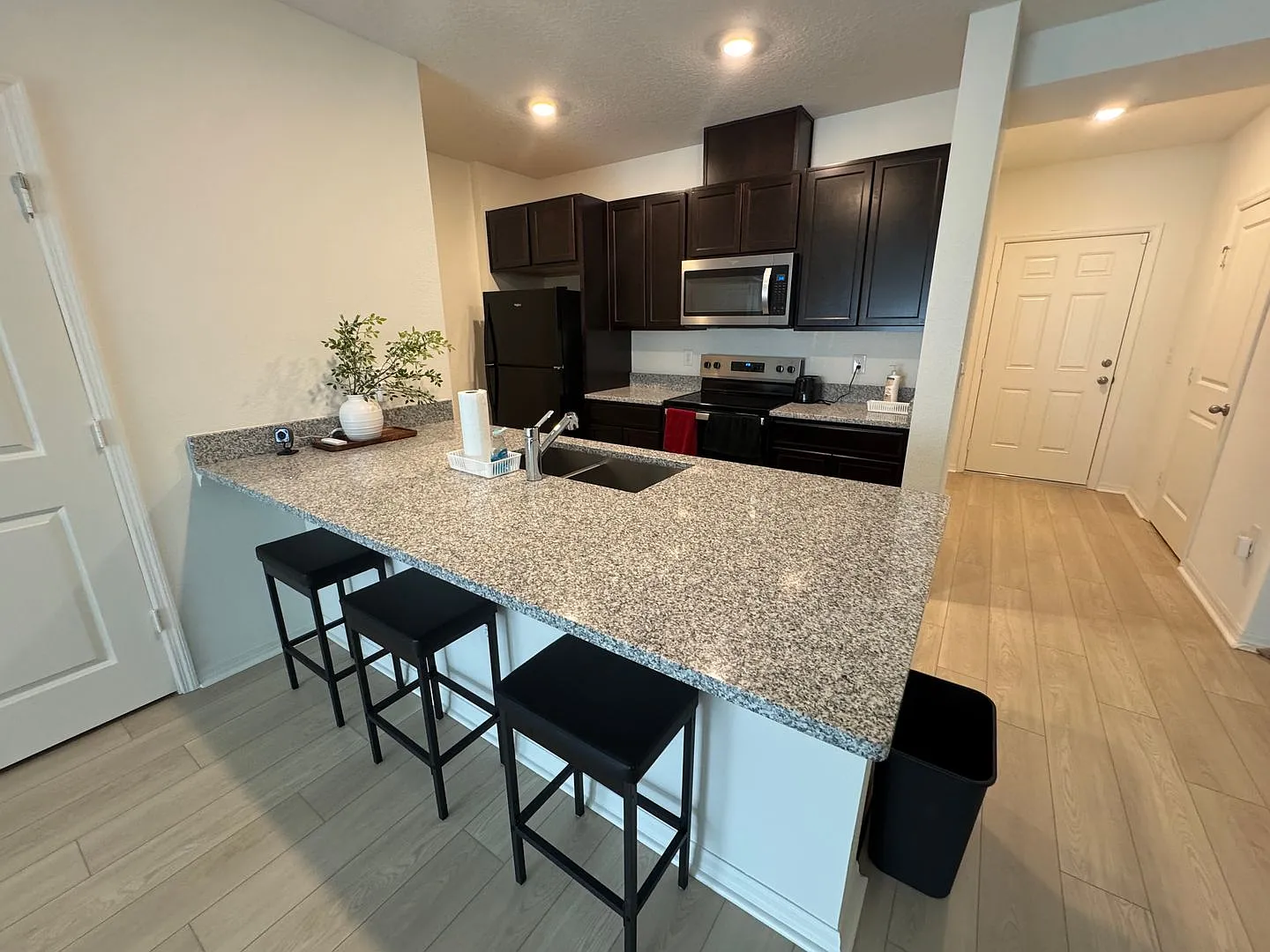 New Townhouse with Luxury Pool — Photo 4