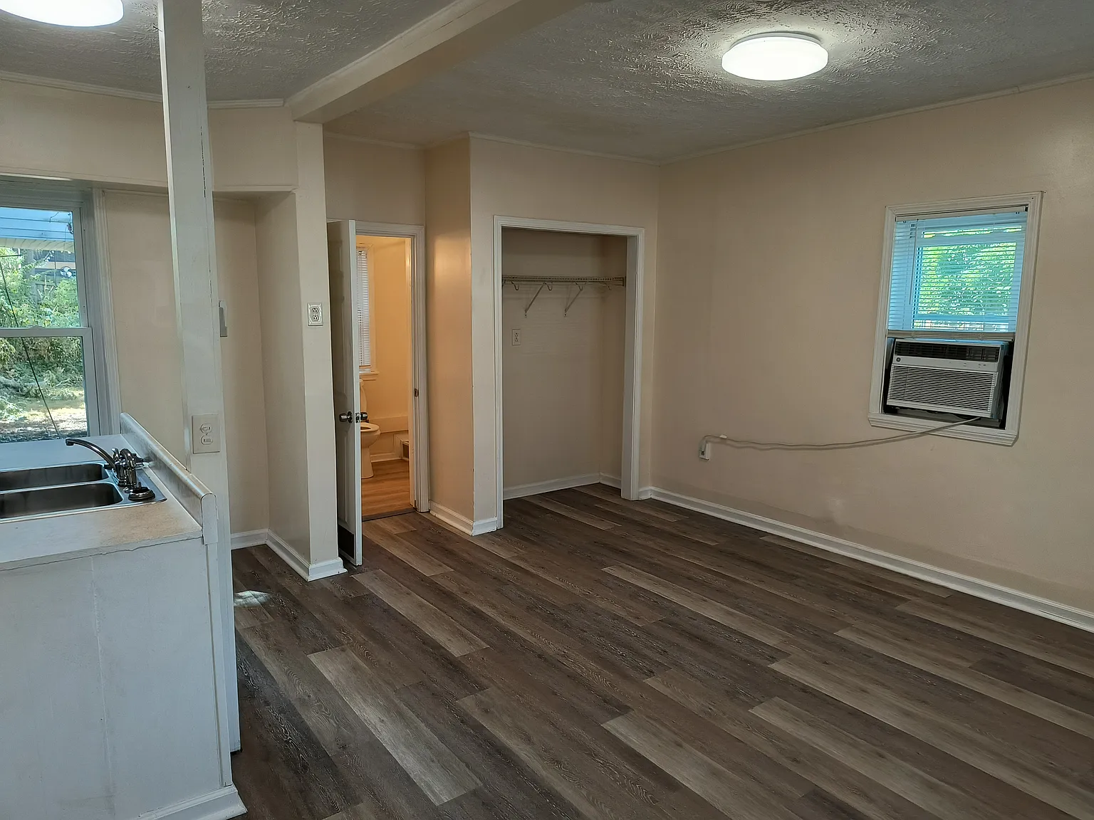 Studio, 400 sqft, $1,050 — Photo 3