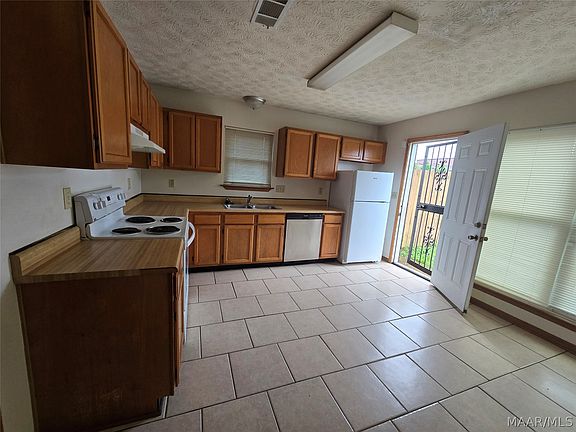 2nd image of 3444 Wickham Rd