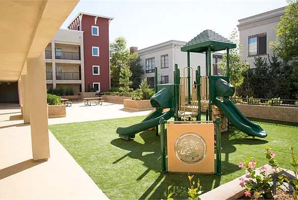 2 bed, 786 sqft, $2,555 — Photo 4