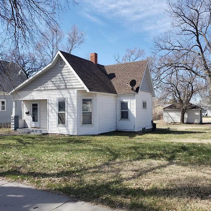 2nd image of 612 W 2nd St