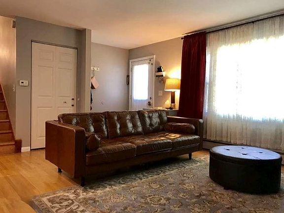 3rd image of 912 Woodlawn St